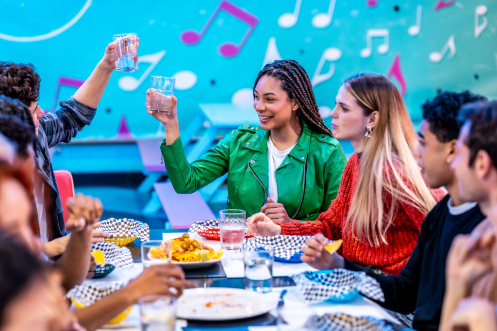 Studenti universitari durante un aperitivo conviviale organizzato negli spazi comuni di UniCaland.