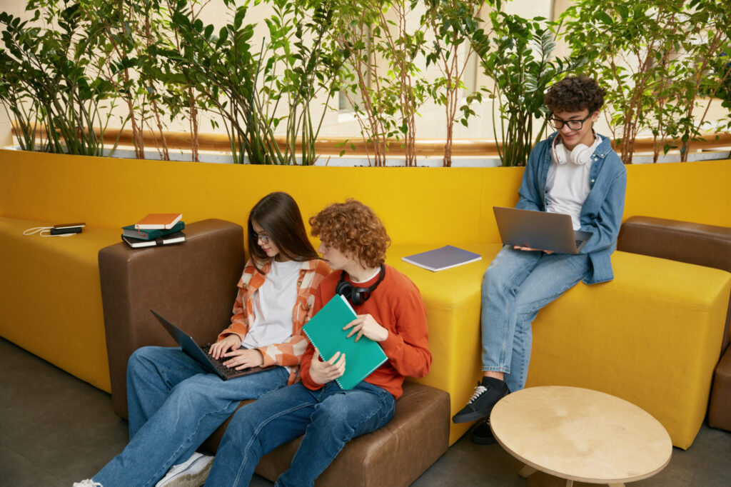 Studenti nell'area relax di Unicaland mentre studiano e socializzano