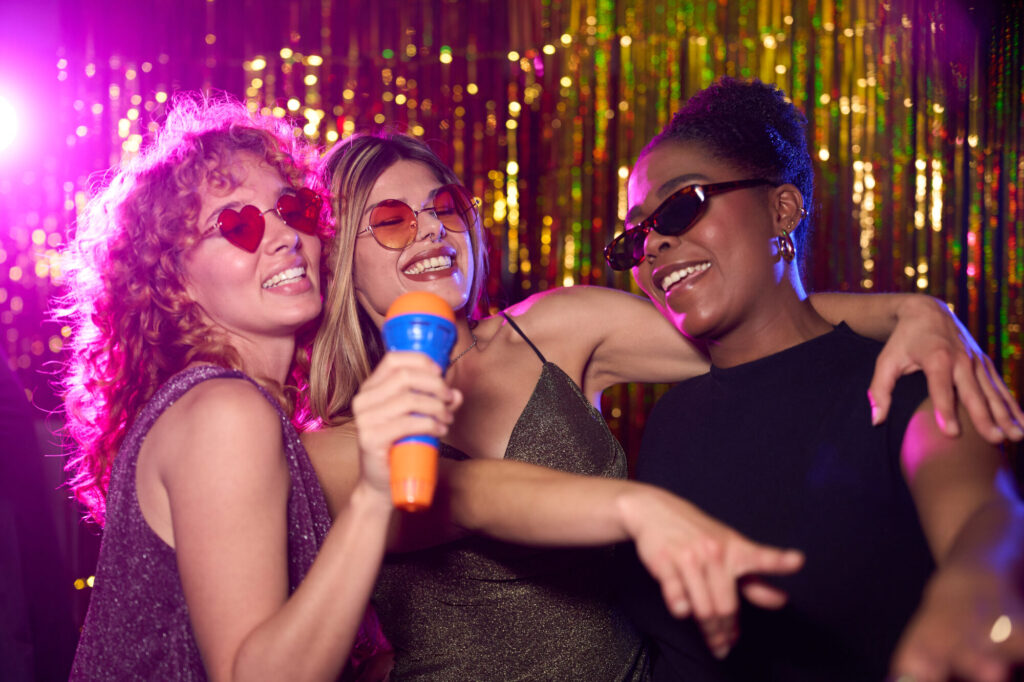 Serata karaoke con studenti universitari negli spazi comuni di UniCaland tra musica, divertimento e socializzazione.