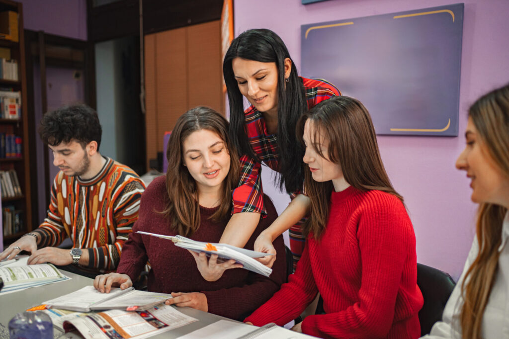 Studenti che collaborano in un gruppo di studio durante una sessione di peer learning a Unicaland.