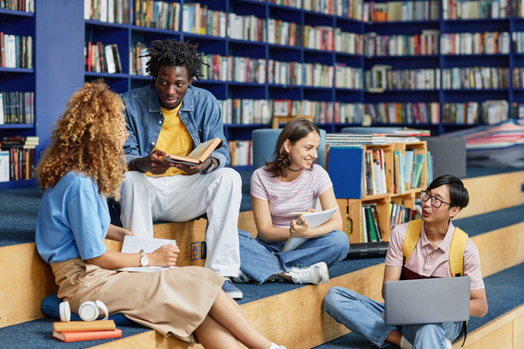 Studenti condividono momenti di relax e socializzazione negli spazi comuni di Unicaland.