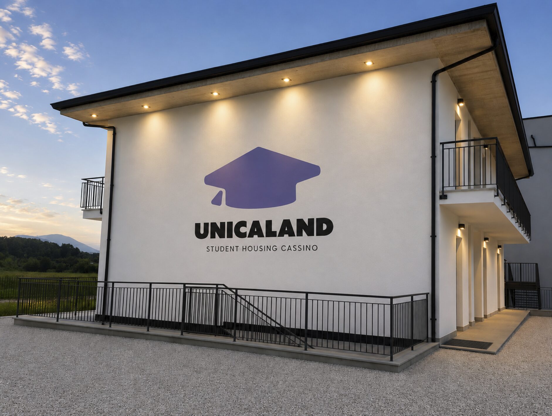 Struttura di Unicaland Student Housing a Cassino con ingresso moderno e logo sulla facciata