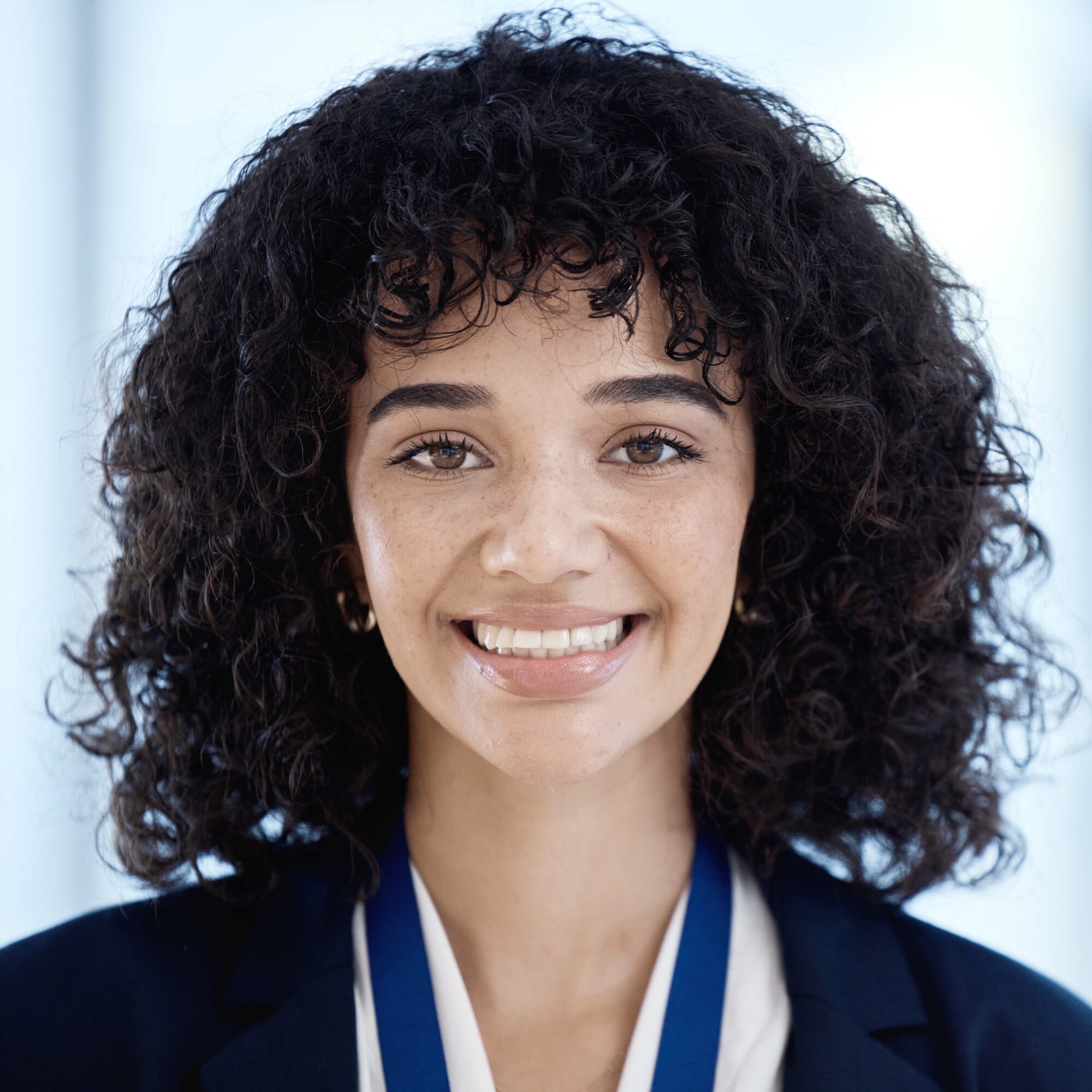 Studentessa sorridente di Unicaland che condivide la propria esperienza nella residenza universitaria di Cassino.