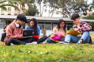 Studenti universitari che studiano insieme negli spazi esterni di Unicaland a Cassino