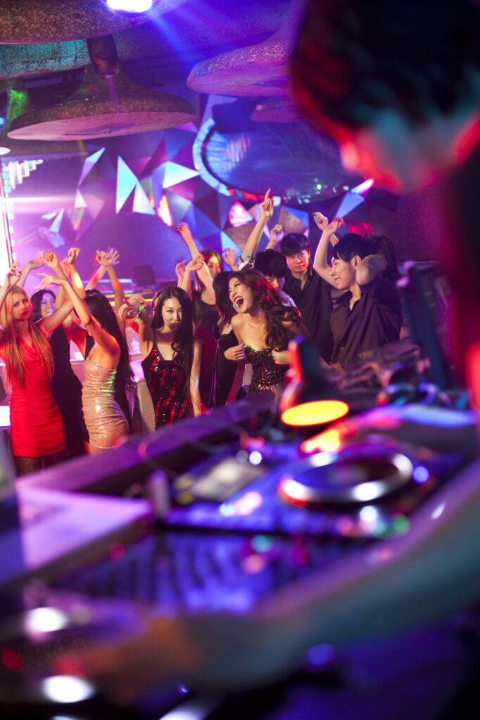 Study Break Party con studenti universitari negli spazi comuni di UniCaland.