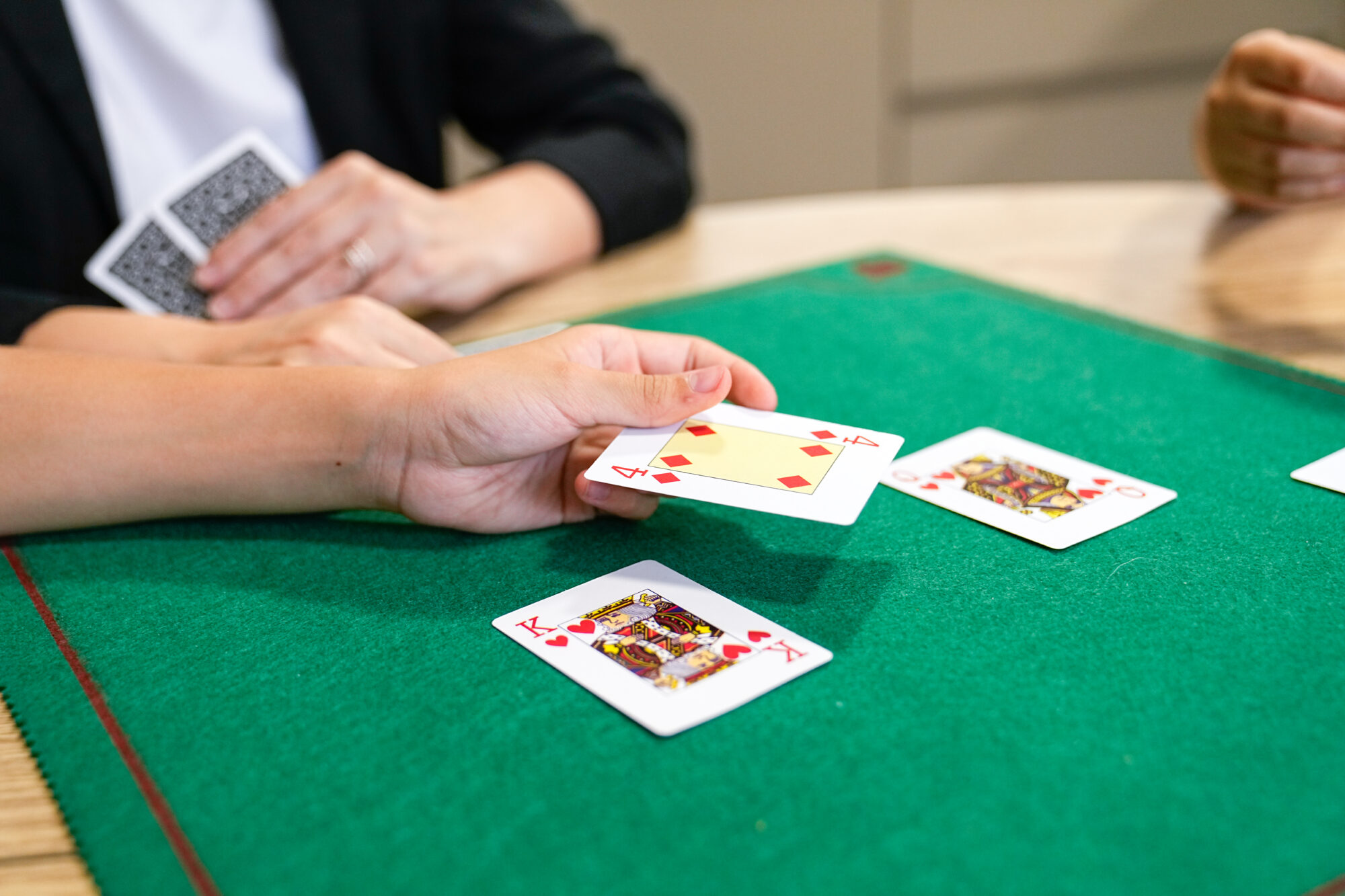 Studenti universitari partecipano a un torneo di carte organizzato negli spazi comuni di UniCaland.