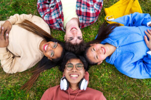 Studenti universitari sorridenti durante un momento di socialità negli spazi di Unicaland